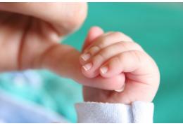 Jak ostříhat nehty miminku?